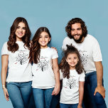 Personalisierter Big Family Tree (20 Namen) T-Shirt<br><div class="desc">Ein T - Shirt mit einem schwarzen Schablonenbaum mit 20 Namen. Sie können 20 Familiennamen in dieses Shirt eintragen und den gesamten Text vorne und hinten bearbeiten. Dies wäre ein perfektes Family Wiedersehen Shirt. Ihre Familie wird es Liebe und es wird Spaß haben, ihren Namen zu finden. Es kann ganzjährig...</div>