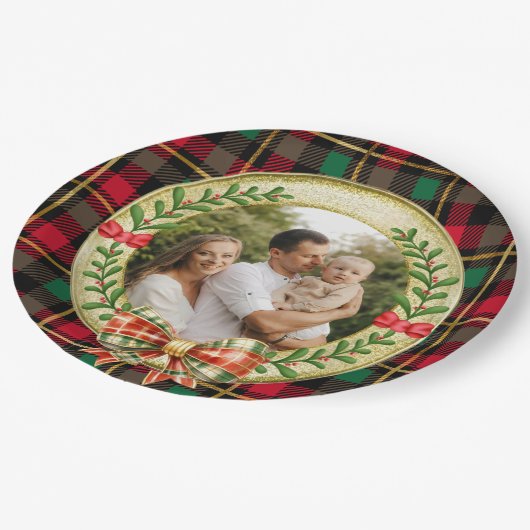 Personalisierter Bilderrahmen und Weihnachtskranz Pappteller (Schrägansicht)