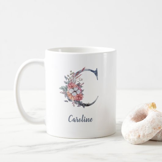 Personalisierter blauer Blumenmonogramm-C-Kaffeebe Kaffeetasse (Mit Donut)