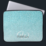 Personalisierter blauer Glitzer Ombre Name Monogra Laptopschutzhülle<br><div class="desc">Die Imitate sind blau,  der Glitzer ist farbig,  der blaue Glitzer verblasst auf einem weißen Hintergrund. Sie können diese elegante Laptop-Hülle mit Ihrem Namen und Monogramm oder anderem Text personalisieren. Perfekter personalisierter Geschenkschlauch. Wenn Sie Hilfe oder passende Produkte benötigen,  kontaktieren Sie uns bitte über unseren Shop.</div>