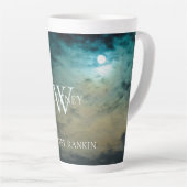 Personalisierter blauer Himmel mit MondLatte Tasse (Rechte Ecke)