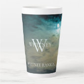 Personalisierter blauer Himmel mit MondLatte Tasse (Vorderseite)