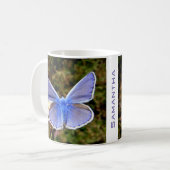 Personalisierter Blauer Schmetterling auf weißer B Kaffeetasse (Vorderseite Links)