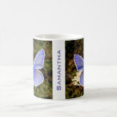 Personalisierter Blauer Schmetterling auf weißer B Kaffeetasse (Mittel)