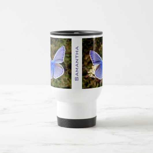 Personalisierter Blauer Schmetterling auf weißer B Reisebecher (Mittel)