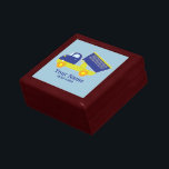 Personalisierter blauer u. grüner Bau-Kipper Schmuckschachtel<br><div class="desc">Dieser niedliche aber schroffe Kipperentwurf ist für den Jungen perfekt (oder Mädchen) den Liebebau tauscht. Das Fahrerhaus und das Dumpingsbett sind Königsblau und die LKW-Basis ist hellgrün. Personifizieren Sie diesen Andenkenkasten mit dem Namen Ihres LKW-Liebhabers und fügen Sie einen Geburtstag oder eine andere Linie des Textes hinzu, um sie einzigartig...</div>