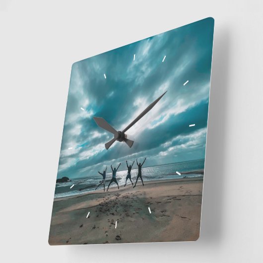 Personalisierter Blick auf den Ozean Quadratische Wanduhr (Winkel)