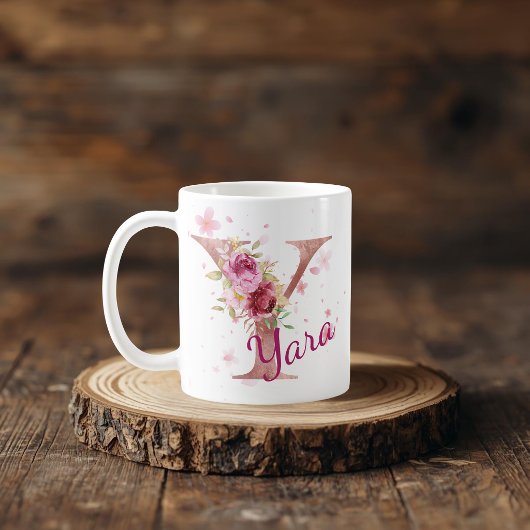 Personalisierter Blumeninitial-Becher – Buchstabe  Kaffeetasse