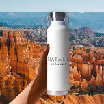 Personalisierter Bridesmaid-Junggeselinnen-Abschie Trinkflasche<br><div class="desc">Erhöhen Sie Ihren Junggeselinnen-Abschied mit unseren Personalisierten Bridesmaid Geschenkgutscheine Junggeselinnen-Abschied Wasserflaschen. Diese eleganten und minimalistischen Wasserflaschen sind die perfekte Ergänzung zu Ihrem Junggeselinnen-Abschied und sorgen dafür, dass Ihr Brautparty während des ganzen Festes gepflegt und stilvoll bleibe. Passen Sie jede Wasserflasche mit den Namen Ihrer Brautmädchen, Trauzeugin und anderer Brautpartys an,...</div>