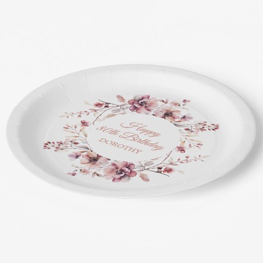 Personalisierter Burgund Pink Floral 80. Geburtsta Pappteller (Schrägansicht)