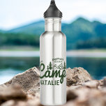 Personalisierter Camp Bach Junggeselinnen-Abschied Edelstahlflasche<br><div class="desc">Bleibe stilvoll während deines Bergabenteuers mit unserem Personalisierten Camp Bach Junggeselinnen-Abschied Custom Stainless Steel Water Bottle - ein waldgrüner Schuster, der Funktionalität mit einer Touch von naturlich inspiriert Eleganz verbindet. Diese maßgeschneiderte Bachelorette-Wasserflasche ist nicht nur ein Hydratationsbegleiter, sondern ein geschätzter Sake, der den letzten Weg vor dem Schleier symbolisiert. Genießen...</div>