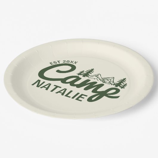 Personalisierter Camp-Junggeselinnen-Abschied Pappteller (Schrägansicht)