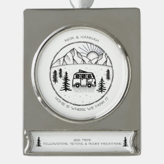 Personalisierter Camper Van Outdoor Trip Year Revi Banner-Ornament Silber
