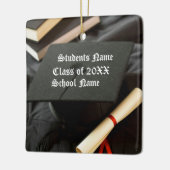 Personalisierter Cap Diploma-Abschluss Keramikornament (Links)