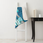 Personalisierter Cartoon Girl mit Glitzer Sherpadecke (Beispiel)