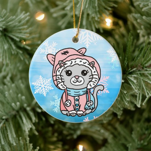 Personalisierter Cartoon Kitty Cat in Winterhut Keramik Ornament (Baum)