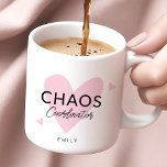 Personalisierter Chaos-Koordinator Pink-Kaffee-Tas Kaffeetasse<br><div class="desc">Sippen Sie stilvoll mit der Personalisierten Chaos-Koordinator Pink-Kaffee-Tasse! Diese moderne und minimalistische Tasse besticht durch ein lustiges Skriptdesign,  das den Geist von Veranstaltungsplanern und Müttern,  die im Chaos gedeihen,  perfekt einfängt. Es ist ein ideales Geschenk für jeden,  der die Anforderungen der Hochzeitsplanung und darüber hinaus jongliert.</div>