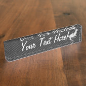 Personalisierter Chrome mit Blick auf die Kohlefas Namensplakette (Seite)