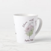 Personalisierter Cosmos Name Botanische Blumen Milchtasse (Rechte Ecke)
