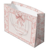 Personalisierter Demasee Rosa Coquette Meilenstein Große Geschenktüte (Rückseite Schrägansicht)