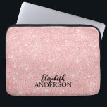 Personalisierter eleganter rosa Glitzer Laptop-Sie Laptopschutzhülle<br><div class="desc">Dieser personalisierte, schlanke Laptop-Ärmel hat Ihren Namen in schwarzem Text auf einem schönen rosa Glitzer Hintergrund. Passen Sie den Laptop-Gehäuse mit dem Namen Ihrer Wahl an, damit sich jemand ganz besonders fühlt. Macht ein lustiges Geschenk zum Geburtstag oder zu Weihnachten und perfekt für den Rücken in die Schule. Entworfen für...</div>