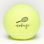 Personalisierter eleganter Script Name Tennis Ball<br><div class="desc">Personalisierte Tennisbälle,  die mit individuelle Name oder Text in einem femininen,  gürtelmädchenhaften und modernen hübschen Drehbuch-Schriftart gedruckt wurden,  sowie ein einfaches Tennisschläger-Monogramm. Elegante und moderne mit Monogramm Übungsbälle,  Keepsakes,  Gastgeschenke und Teamgeschenke.</div>