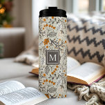 Personalisierter Fall Thermosbecher<br><div class="desc">Genießen Sie die Wärme und Schönheit des Herbstes mit diesem personalisierten, mit einem charmanten Herbstmuster geschmückten Schuster. Die zarten Blätter, die lebendigen Beeren und die faszinierenden Zweige schaffen eine gemütliche und einladende Atmosphäre. Machen Sie es wirklich Ihrer, indem Sie Ihren Initial in einem stilvollen Monogramm hinzufügen. Dieser rostfreie Edelstahlklatscher behalte...</div>