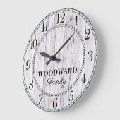 Personalisierter Familienname aus rustikalem Holz Große Wanduhr (Winkel)
