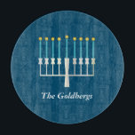 Personalisierter Familienname Blue Hanukkah Menora Schneidebrett<br><div class="desc">Feiern Sie Hanukkah mit einer modernen Drehung in diesem tiefblauen Design mit einer stilisierten Menorah mit leuchtenden goldenen Flammen. Der Familienname sitzt elegant unten in einem raffinierten Serif-Schriftart, der eine persönliche und festliche Touch verleiht. Ideal für Ferien-Hosting, ist dieses Design ideal für Familien, die Tradition, Wärme und sinnvolle Personalisierung während...</div>