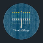 Personalisierter Familienname Blue Hanukkah Menora Schneidebrett<br><div class="desc">Feiern Sie Hanukkah mit einer modernen Drehung in diesem tiefblauen Design mit einer stilisierten Menorah mit leuchtenden goldenen Flammen. Der Familienname sitzt elegant unten in einem raffinierten Serif-Schriftart, der eine persönliche und festliche Touch verleiht. Ideal für Ferien-Hosting, ist dieses Design ideal für Familien, die Tradition, Wärme und sinnvolle Personalisierung während...</div>