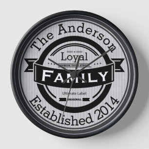 Personalisierter Familienname im Retro-Logo-Stil Uhr