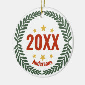 Personalisierter Familienname, Jahr, Weihnachten i Keramik Ornament (Links)