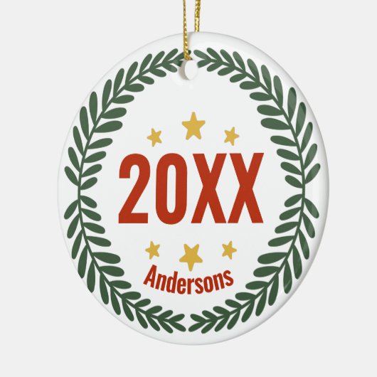 Personalisierter Familienname, Jahr, Weihnachten i Keramik Ornament (Links)