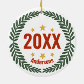 Personalisierter Familienname, Jahr, Weihnachten i Keramik Ornament (Hinten)