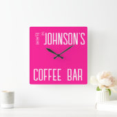 Personalisierter Familienname Kaffee Bar Hot Pink Quadratische Wanduhr (Zuhause)