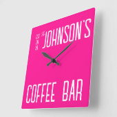 Personalisierter Familienname Kaffee Bar Hot Pink Quadratische Wanduhr (Winkel)