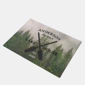 Personalisierter Familienname Lake House Fußmatte (Schrägansicht)