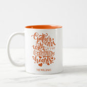 Personalisierter Familienname Orange Erntedank Zweifarbige Tasse (Links)