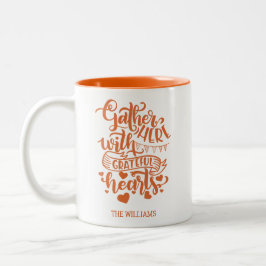 Personalisierter Familienname Orange Erntedank Zweifarbige Tasse