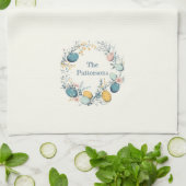 Personalisierter Familienname Osterblütenkranz Geschirrtuch (Gefaltet)