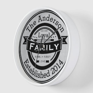 Personalisierter Familienname Retro-Logo-Stil Wanduhr