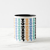 Personalisierter Familienname Zweifarbige Tasse (Mittel)