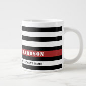 Personalisierter Feuerwehrhelfer mit dünner roter Jumbo-Tasse (Rechts)