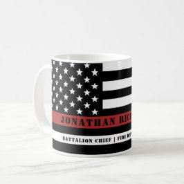 Personalisierter Feuerwehrhelfer mit dünner roter  Kaffeetasse