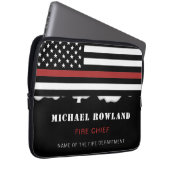 Personalisierter Feuerwehrhelfer mit dünner roter  Laptopschutzhülle (Vorne Rechts)