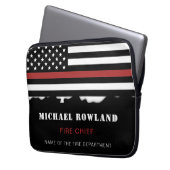 Personalisierter Feuerwehrhelfer mit dünner roter  Laptopschutzhülle (Vorderseite Links)