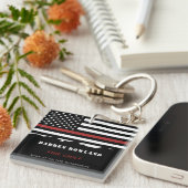 Personalisierter Feuerwehrhelfer mit dünner roter Schlüsselanhänger (Vorderseite rechts)