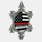 Personalisierter Feuerwehrhelfer mit dünner roter  Schneeflocken Zinn-Ornament (Links)