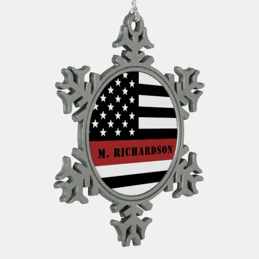 Personalisierter Feuerwehrhelfer mit dünner roter Schneeflocken Zinn-Ornament (Links)