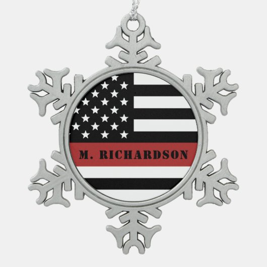 Personalisierter Feuerwehrhelfer mit dünner roter Schneeflocken Zinn-Ornament (Vorderseite)